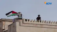 Bentrokan kembali pecah di Kompleks Masjid Al-Aqsa setelah tentara Israel mencopot bendera Palestina yang dipasang di atap masjid.