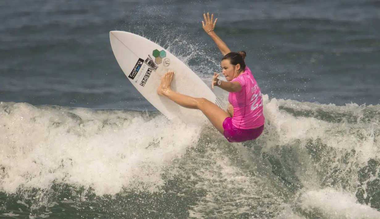 Aksi peselancar wanita Prancis, Johanne Defay, saat berlomba di WSL Rio Pro Women's World Championship Tour di Pantai Grumari, Rio de Janeiro, Brasil. (AFP/Christophe Simon)