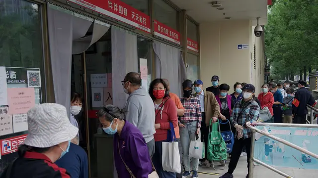 Khawatir Lockdown COVID-19, Warga Beijing Serbu Supermarket