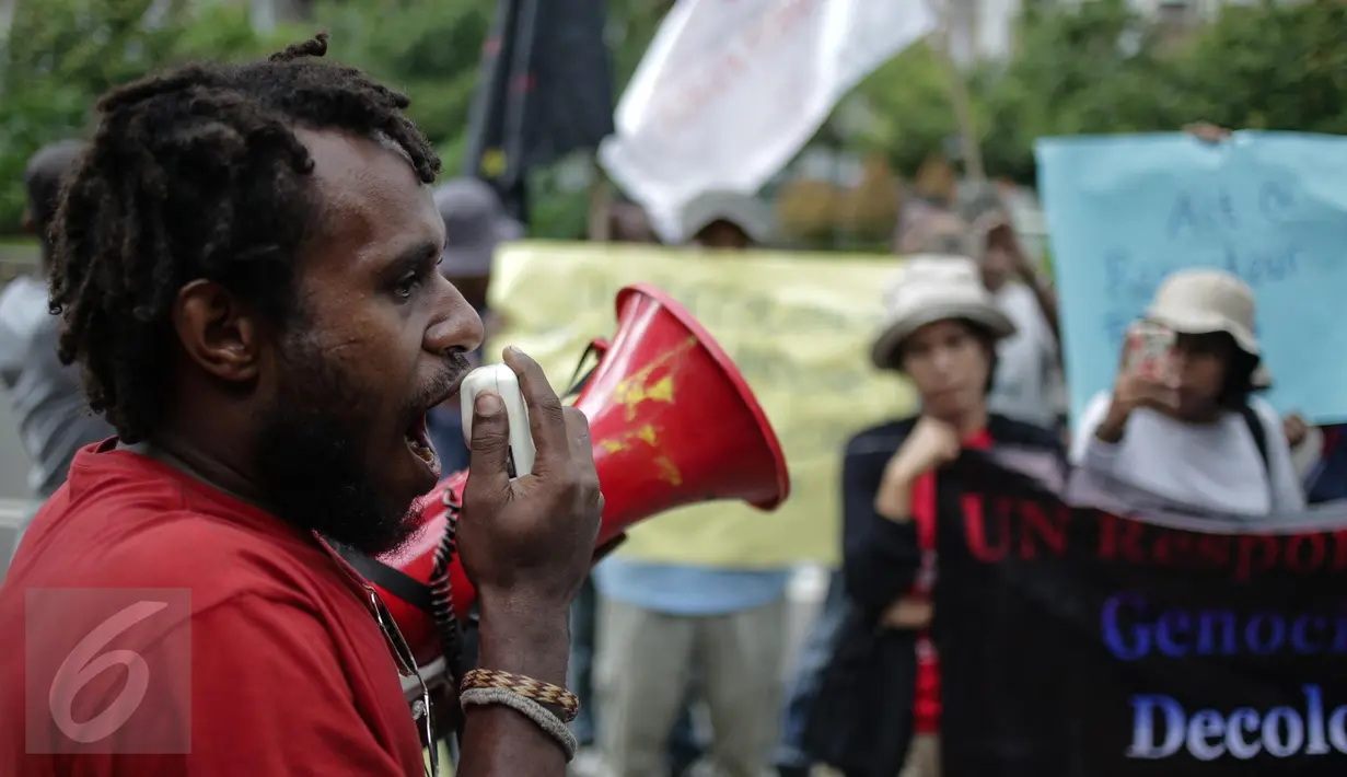 Seorang mahasiswa yang tergabung dalam Front Rakyat Indonesia untuk West Papua berunjuk rasa di depan Kantor PBB, Jakarta, Senin (3/4). Dalam aksinya mereka menuntut PBB harus bertanggung jawab meluruskan sejarah PEPERA. (Liputan6.com/Faizal Fanani)
