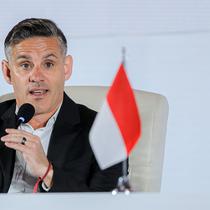 Pelatih Timnas Indonesia, John Herdman, memberi keterangan saat acara perkenalan pelatih baru Timnas Indonesia di Hotel Mulia Senayan, Jakarta, Selasa pagi (13/1/2026). (Bola.com/Bagaskara Lazuardi)