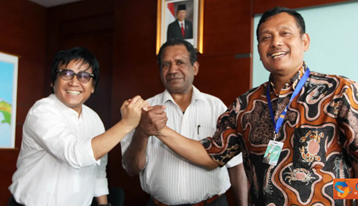 Citizen6, Jakarta: Direktur Operasi Indonesia Timur PLN, Vickner Sinaga, Wakil Bupati Pegunungan Bintang Papua, Yakobus Wayam, dan Perwakilan dari PT Telkomsel, Bambang Utomo berjabat tangan bersama usai pertemuan, Jumat (25/5). (Pengirim: Agus Trimukti)