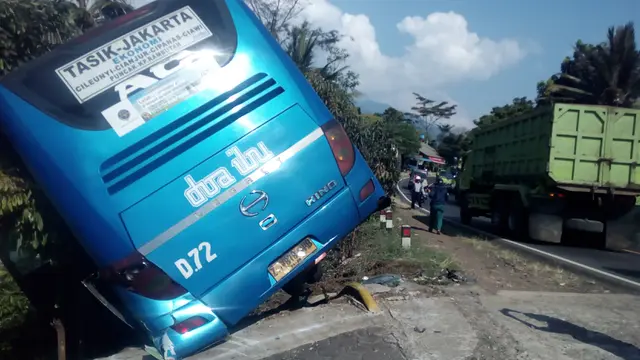 Akibat jalan yang sempit dan berkelok di jalur nasional selatan Jawa via Limbangan Garut, sejumlah kecelakaan kendaraan pun tak terelakan kerap terjadi