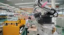 Seorang pekerja memeriksa produk di bengkel kerja di Zona Pengembangan Industri Teknologi Tinggi Tangshan, Provinsi Hebei, China utara (17/7/2020).  Zona Pengembangan Industri Teknologi Tinggi Tangshan telah membentuk industri robotik dengan 62 robot dan berbagai perusahaan terkait. (Xinhua/Mu Yu)