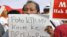 Sejumlah elemen masyarakat melakukan aksi menolak hasil UU Pilkada di Bundaran HI, Jakarta, (28/9/14). (Liputan6.com/Miftahul Hayat)
