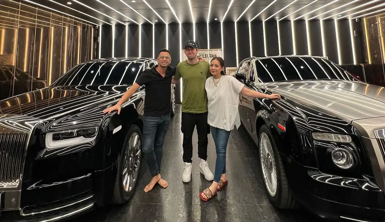 Alan Walker juga kaget ketika Raffi mengatakan untuk mengeluarkan mobil dan motor koleksinya menggunakan lift khusus. "Wow ini gila! coba lihat ini!," kata Alan dengan kagum. [Youtube/Rans Entertainment]