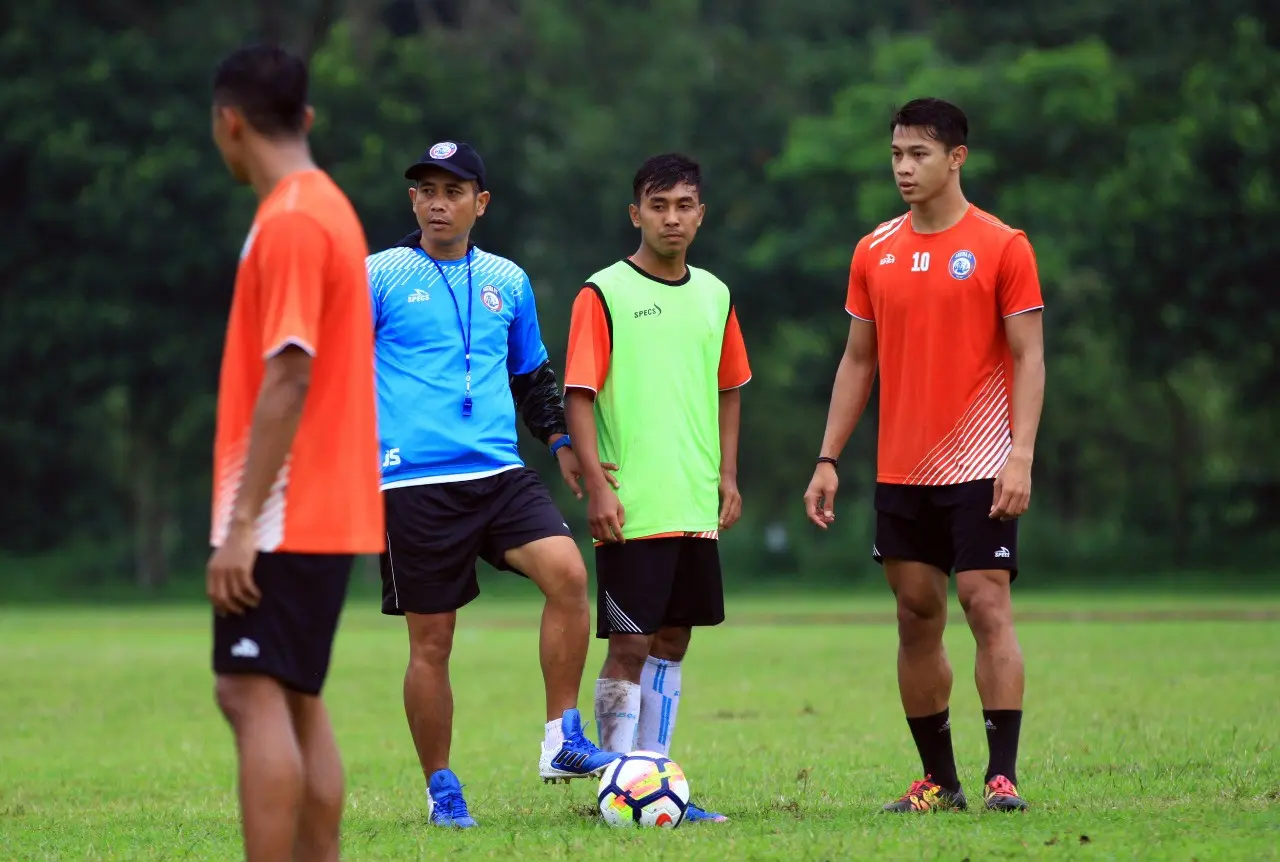 Pelatih Arema FC Joko Susilo (kedua dari kiri) saat memimpin latihan. (Liputan6.com/Rana Adwa)