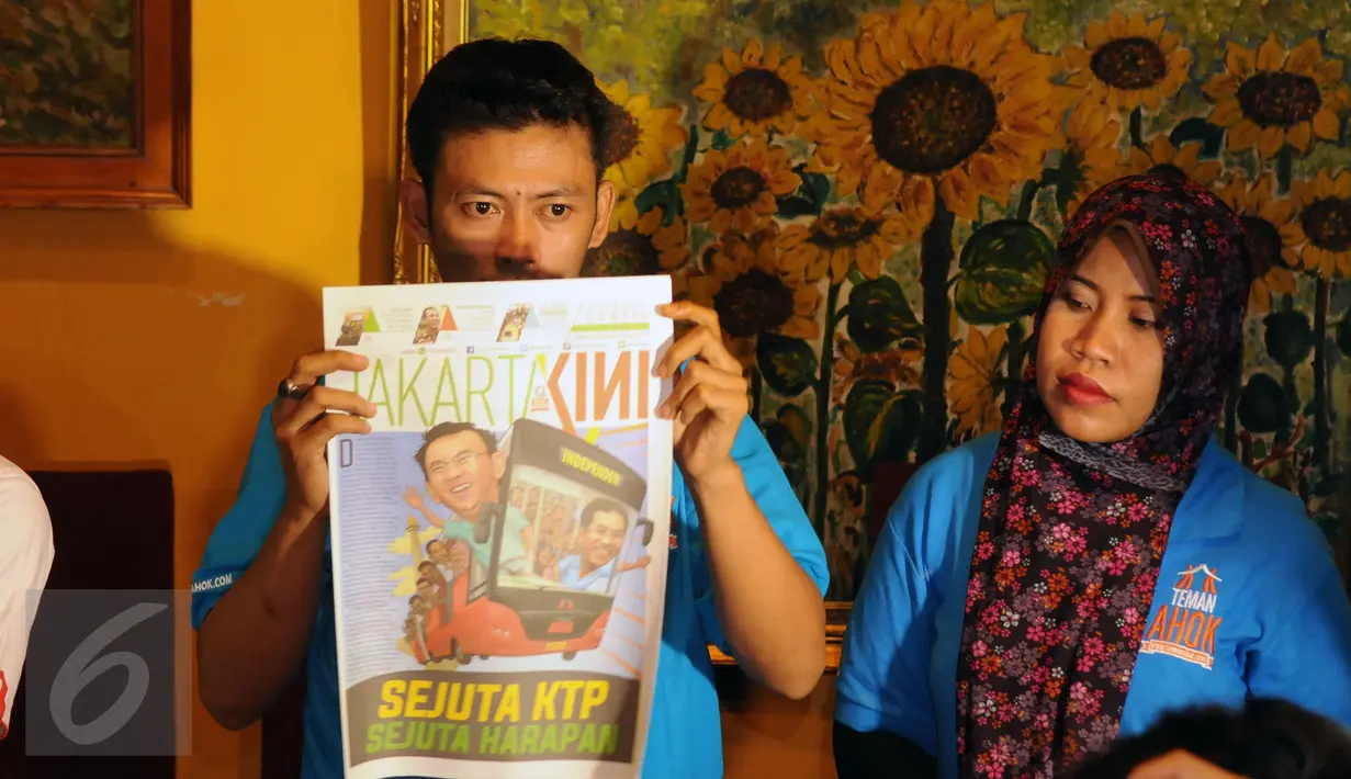 Mantan Teman Ahok, Dodi Hendaryadi menunjukkan sisa lembaran tabloid saat jumpa pers di Jakarta, Rabu (22/6). Mantan Teman Ahok membeberkan bukti jika KTP yang dikumpulkan tidak semuanya sukarela dari masyarakat. (Liputan6.com/Helmi Fithriansyah)