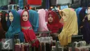 Seorang paramuniaga mengawasi model jilbab yang di jual di pasar Beringharjo, Yogyakarta, Rabu, (8/6/2016). Saat bulan ramadan, penjualan pakaian muslim mengalami peningkatan. (Liputan6.com/Boy Harjanto)