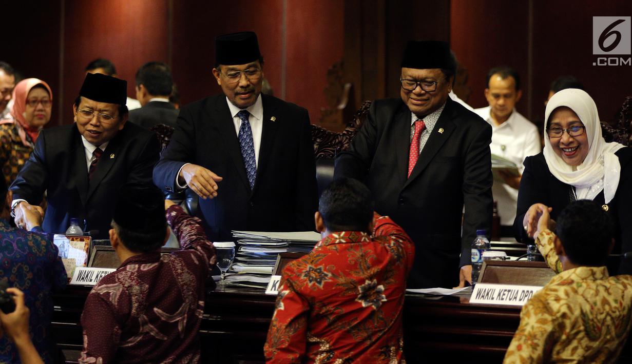 Anggota DPD memberikan selamat kepada Pimpinan DPD Khususnya kepada Wakil Ketua DPD terpilih Akhmad Muqowam mengucap sumpah jabatan saat dilantik pada Rapat Paripurna DPD di Kompleks Parlemen Senayan, Jakarta, Kamis (26/7). (Liputan6.com/Johan Tallo)