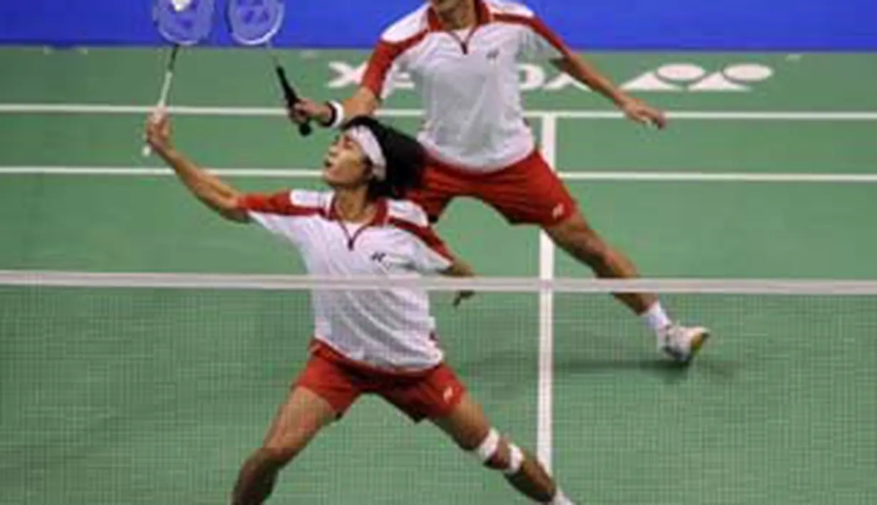 Aksi pasangan ganda putra Indonesia Yonatan Suryatama Dasuki (depan) dan Rian Sukmawan di babak semifinal Bank Kaltim Indonesia Open Grandprix Gold Badminton Championship, Samarinda, Kaltim. (Antara)