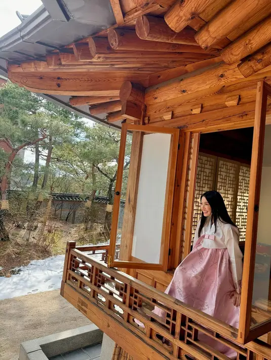 Belum lama ini rayakan ulang tahunnya yang ke 39 bersama keluarga dan sahabat, Raline Shah mendapat banyak sekali ucapan selamat dan doa. Tidak sedikit yang mendoakannya untuk lekas menuju pelaminan. Pasalnya tidak sedikit yang penasaran dengan hubungan asmara aktris satu ini. (Liputan6.com/IG/@ralineshah)