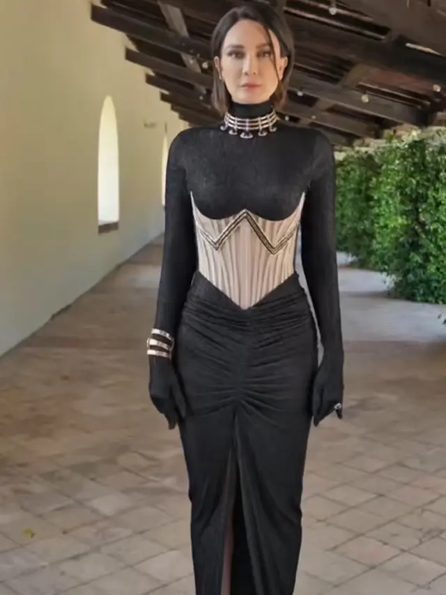 Luna Maya tampil mengenakan long dress hitam dan korset. [@lunamaya]