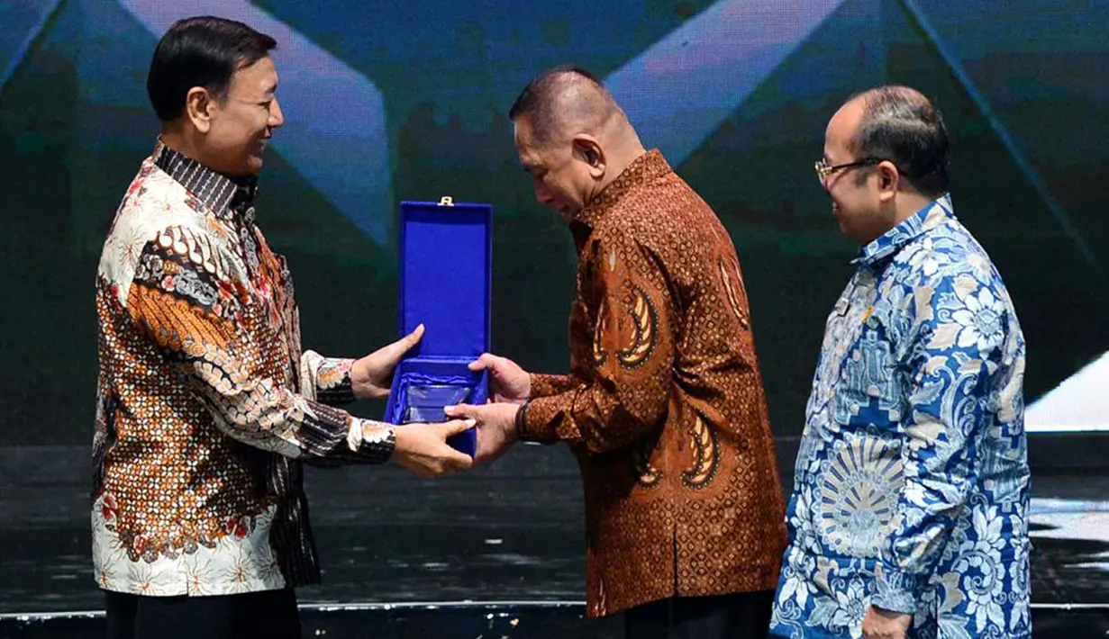 Menteri Pertahanan RI, Ryamizard Ryacudu menerima anugerah khusus dalam acara Penganugerahan Predikat Kepatuhan 2018 di Jakarta, Senin (12/10). Ombudsman RI memberikan Predikat Kepatuhan kepada 97 instansi pemerintah. (Liputan6.com/Pool/Kemenhan)