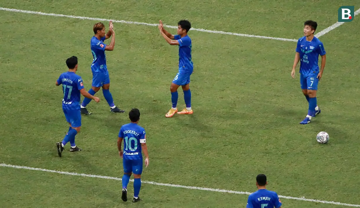 <p>Para pemain Chonburi FC merayakan gol ke gawang Persija Jakarta saat laga persahabatan antara Persija Jakarta menghadapi Chonburi FC dalam rangka Grand Launching Jakarta International Stadium (JIS), Minggu (24/7/2022). (Bola.com/M Iqbal Ichsan)</p>