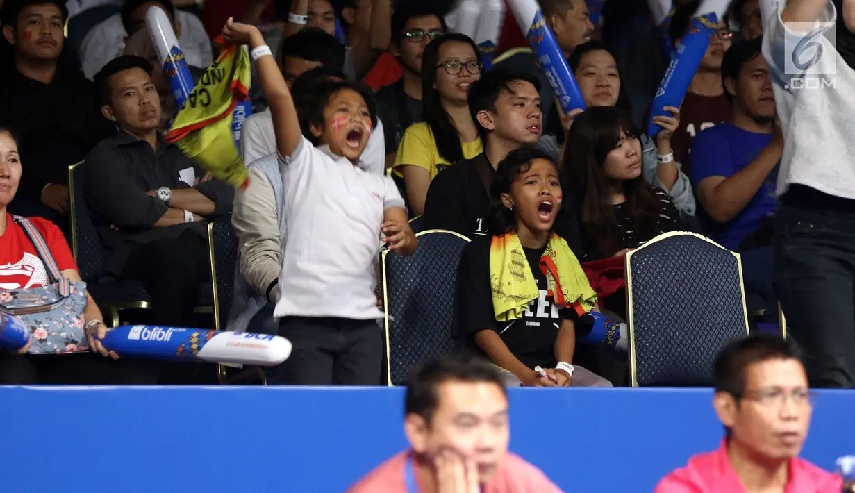 Suporter berteriak mendukung Ganda Putri Indonesia, Della Destiara Haris/Rosyta Eka Putri Sari saat melawan Luo Ying/Luo Yu di Babak Kedua Indonesia Open di Jakarta, kamis (15/6). Della/Rosyta unggul 20-22. 21-14, 21-14. (Liputan6.com/Helmi Fithriansyah)