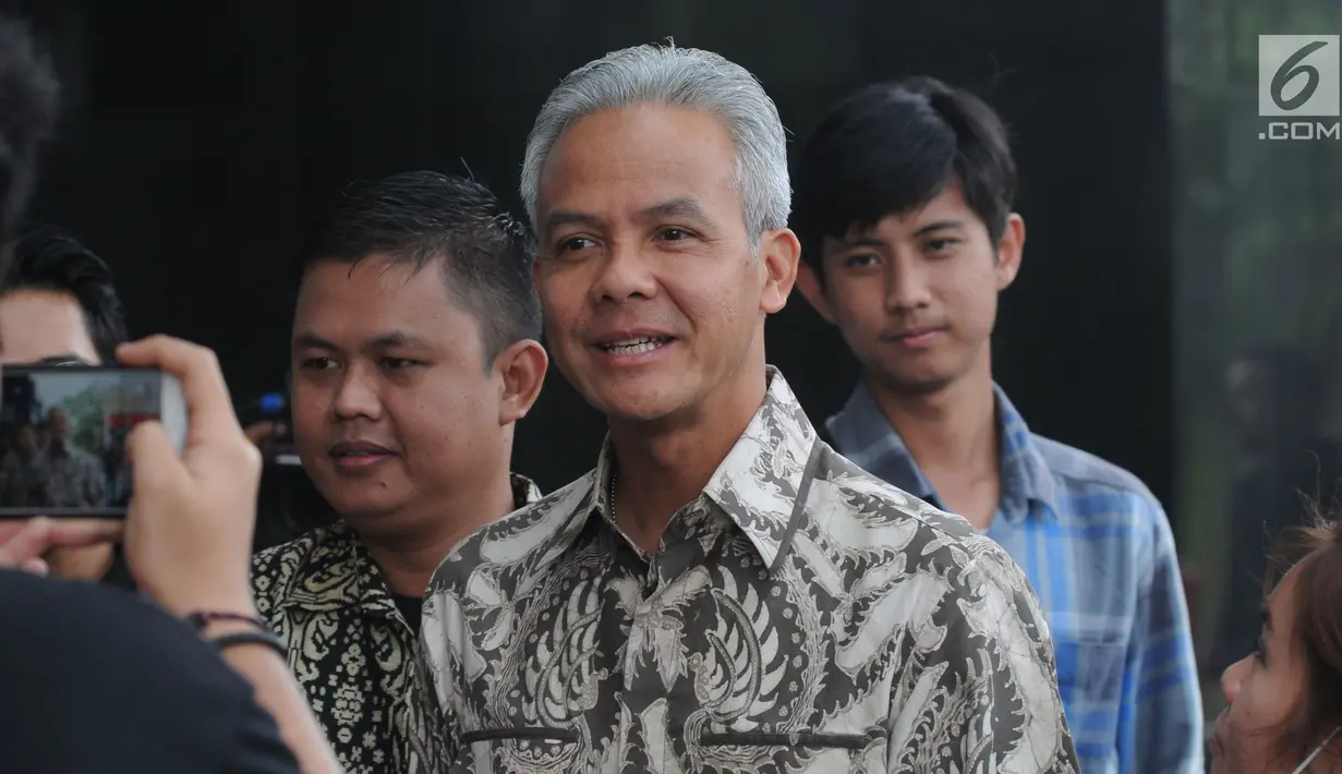 Gubernur Jawa Tengah Ganjar Pranowo menjawab pertanyaan wartawan saat tiba di Gedung KPK, Jakarta, Jumat (10/5/2019). Ganjar diperiksa sebagai saksi untuk tersangka kasus dugaan korupsi proyek pengadaan e-KTP, Anggota Komisi VIII DPR dari Fraksi Golkar nonaktif Markus Nari. (merdeka.com/Dwi Narwoko)