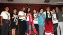 Sejumlah artis dan aktor berfoto bersama usai latihan pertunjukan wayang orang dengan lakon Lahirnya Parikesit di Jakarta, Sabtu (21/3/2015). Pertunjukan itu akan digelar di Teater Jakarta TIM pada 26 Maret mendatang. (Liputan6.com/Helmi Afandi)
