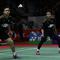 Ganda putra Indonesia, Mohammad Ahsan / Hendra Setiawan, berusaha memukul kok saat melawan ganda China pada Indonesia Masters 2019 di Istora Senayan, Jakarta, Sabtu (26/1). Ahsan / Hendra lolos ke final. (Bola.com/Yoppy Renato)