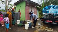 BPBD Banyuwangi menyuplai 5000 liter air bersih ke lokasi terdampak banjir di wilayah perkotaan Banyuwangi (Hermawan Arifianto/Liputan6.com)