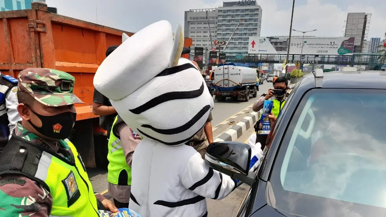 Operasi Zebra 2020 di Bekasi Menggunakan Atribut Boneka.
