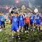 Eliano Reijnders mengangkat trofi BRI Super League 2025/2026. Persib Bandung meraih juara dan hattrick, jadi tim pertama yang melakukannya di Liga Indonesia. (Bola.com/Bagaskara Lazuardi)