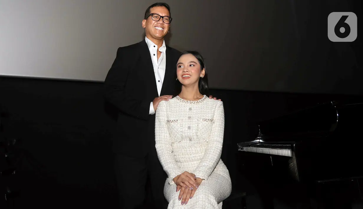 Musikus sekaligus komposer Andi Rianto (kiri) bersama penyanyi Lyodra Ginting saat konferensi pers peluncuran remake lagu 'Sang Dewi' di kawasan Thamrin, Jakarta, Kamis (11/8/2022). Lyodra Ginting secara resmi meluncurkan remake lagu lawas dan musik video 'Sang Dewi' yang berkolaborasi dengan Andi Rianto. (Liputan6.com/Herman Zakharia)