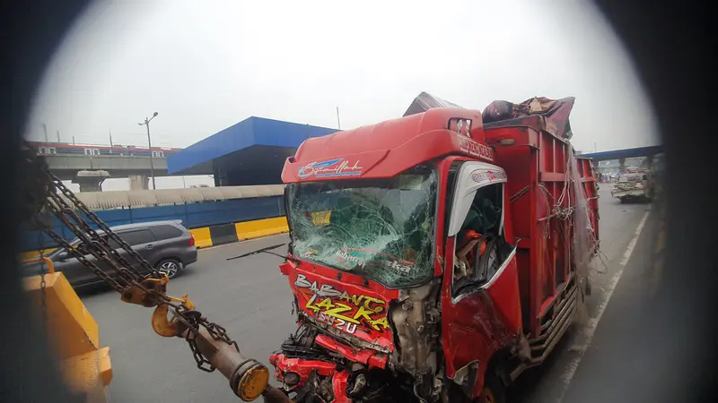 Truk Pemicu Kecelakaan Beruntun di Gerbang Tol Halim Utama