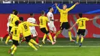 Pemain Borussia Dortmund Erling Haaland (kedua kanan) melakukan selebrasi usai mencetak gol ke gawang Sevilla FC pada pertandingan leg kedua babak 16 besar Liga Champions di Dortmund, Jerman, Selasa (9/3/2021). Laga berakhir imbang 2-2. (AP Photo/Martin Meissner, Pool)