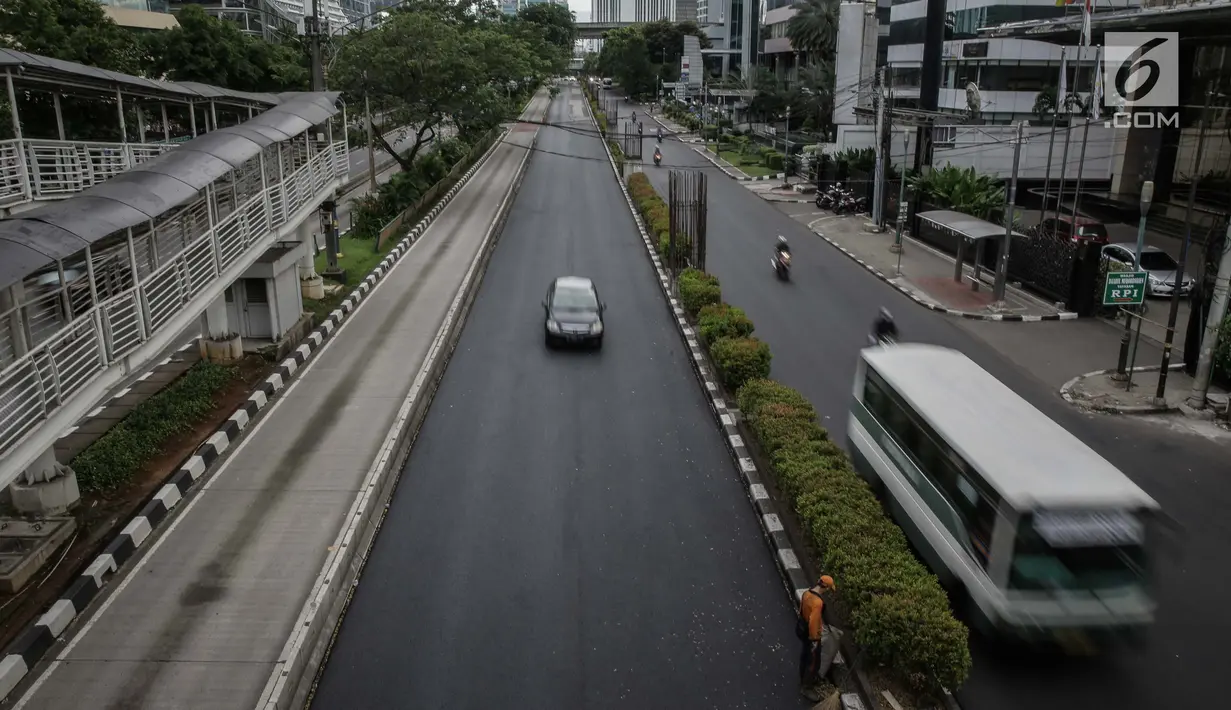 Suasana dikawasan Jalan HR Rasuna Said, Jakarta, Kamis (1/6). Sejumlah jalan Ibu Kota tampak lengang dari kemacetan, lantaran Presiden Joko Widodo menetapkan Hari Kesaktian Pancasila, yakni 1 Juni, sebagai libur nasional. (Liputan6.com/Faizal Fanani)