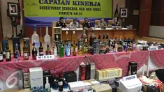 Dirjen Bea Cukai Heru Pambudi (tengah) didampingi Wakil Menteri Keuangan Mardiasmo (dua kanan) memberikan keterangan kepada wartawan terkait kinerja Bea dan Cukai sepanjang tahun 2015, di Jakarta, Jumat (8/1/2016). (Liputan6.com/Angga Yuniar)