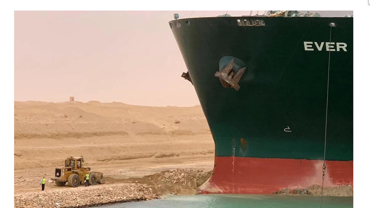 Kontainer di Kanal Suez