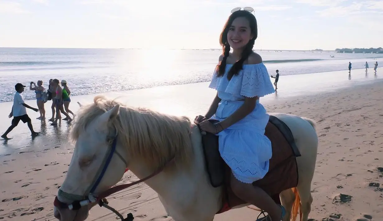 Di sejumlah foto yang diunggah di akun Instagramnya, Beby Tsabina memang sering terlihat tampil dengan gaya-gayanya yang girly. Lagi menunggangi kuda saja, Beby masih dengan dress putihnya. Lucu ya? (Instagram/bebytsabina)