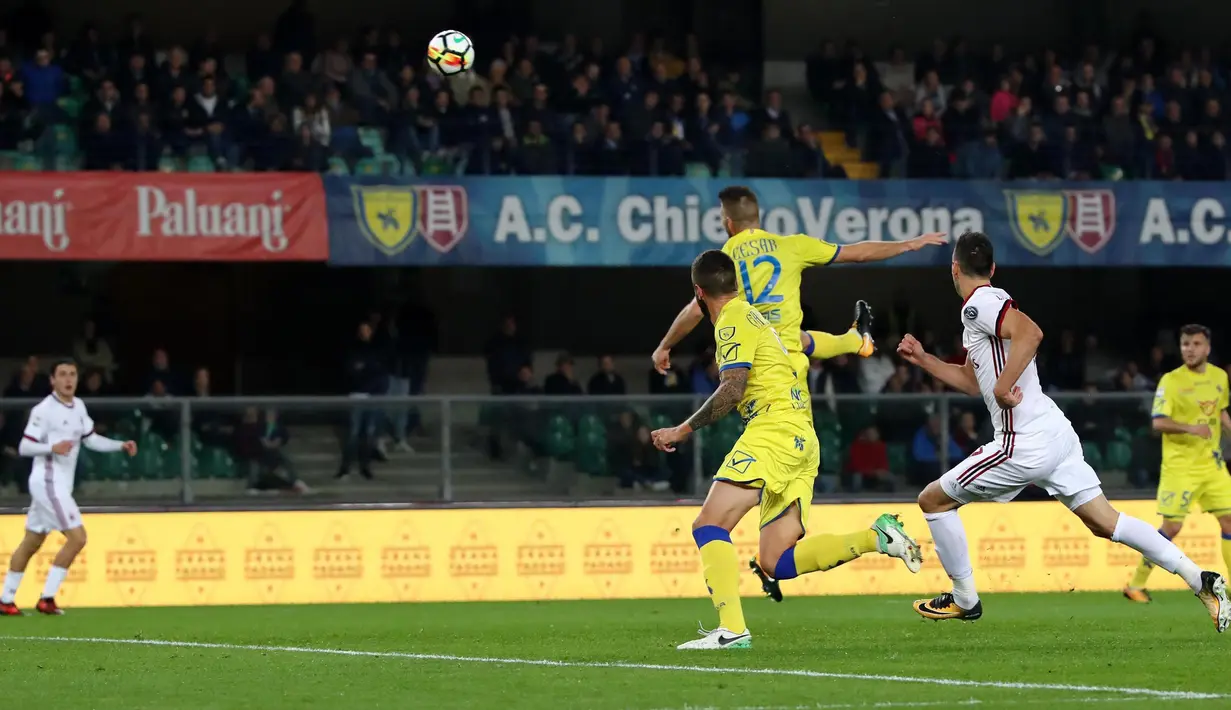 Pemain Chievo, Bostjan Cesar (tengah) melakukan gol bunuh diri saat melawan AC Milan pada laga Serie A di Bentegodi stadium, Verona, (25/10/2017). AC Milan menang 4-1. (Filippo Venezia/ANSA via AP)