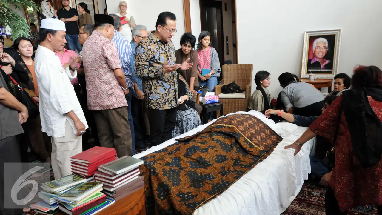 20150923-Pejabat-Melayat-ke-Rumah-Duka-Adnan-Buyung-Jakarta
