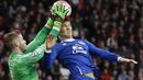 5. Kiper Manchester United, David De Gea, duel udara dengan bek Everton, John Stones, pada laga Liga Premier Inggris di Stadion Old Trafford, Inggris, Minggu (3/4/2016). MU berhasil menang 1-0 atas Everton. (Reuters/Phil Noble)