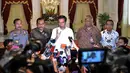 Presiden Joko Widodo (tengah) memberikan keterangan pers usai menggelar pertemuan dengan pimpinan tiga lembaga hukum, Istana Merdeka, Jakarta, Rabu (25/2/2015). (Liputan6.com/Faizal Fanani)