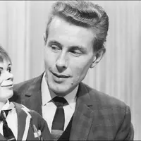 Mungkin sang 'ventriloquist' terlalu frustasi dengan nasib percintaannya sehingga dia butuh bantuan boneka. :(