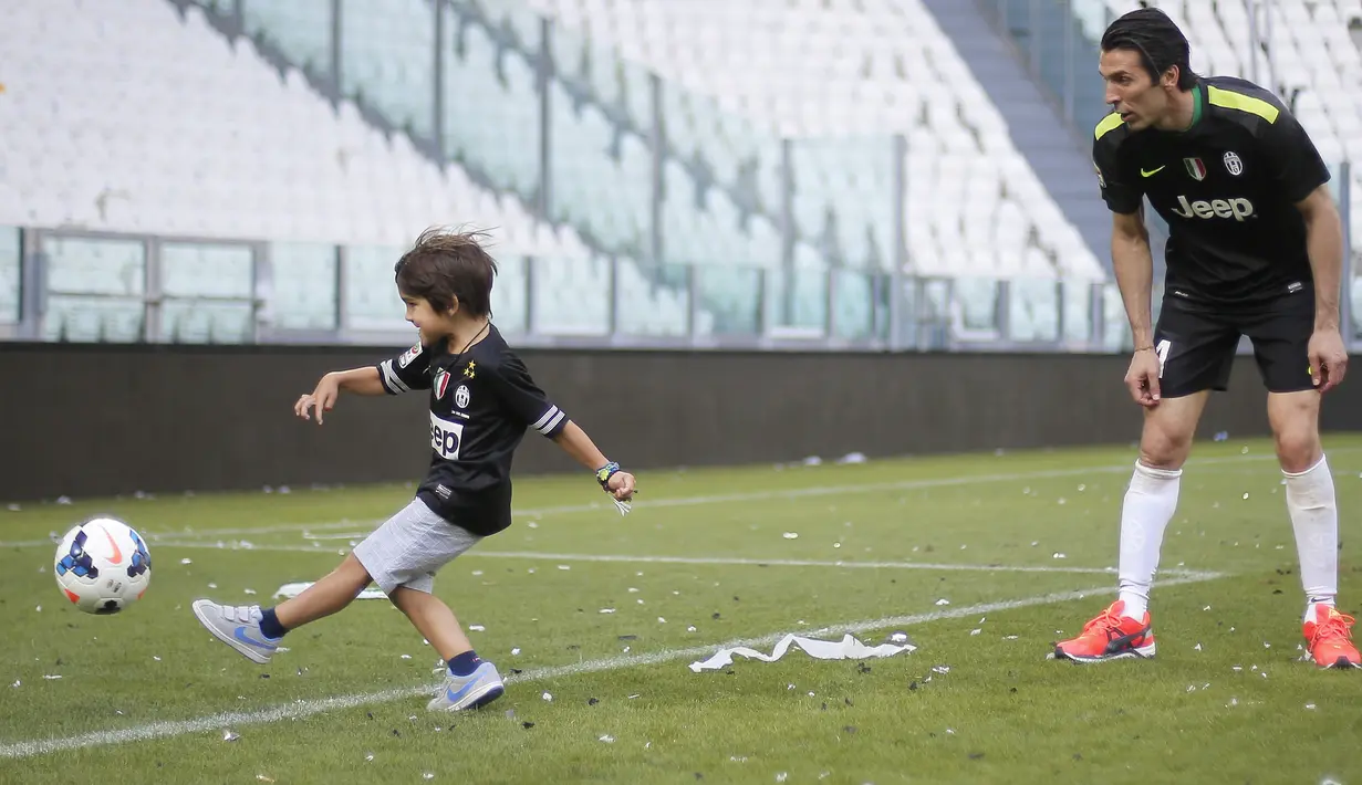 Peribahasa air cucuran atap jatuhnya ke pelimbahan juga tampak dalam foto ini saat Buffon mendampingi anaknya berlatih menendan bola. ( AFP/Marco Bertorello )