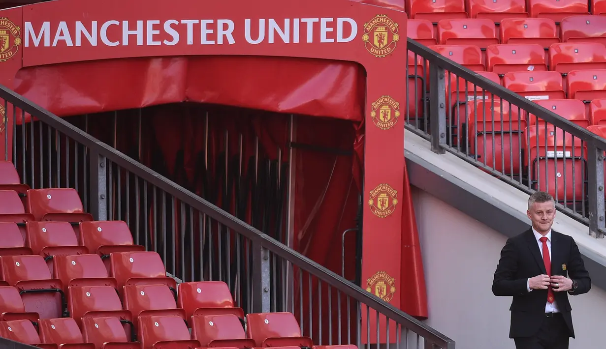 Ole Gunnar Solskjaer tiba di lapangan saat konferensi pers terkait penunjukkan dirinya menjadi pelatih permanen Manchester United di Stadion Old Trafford, Inggris, (28/3). MU mengontrak Solskjaer selama tiga tahun. (AFP Photo/Oli Scarff)
