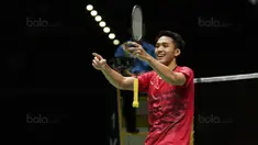 Tunggal putra Indonesia, Jonatan Christie, melakukan selebrasi usai mengalahkan pemain Thailand, Khosit Phetpradab, di Axiata Arena, Selasa (29/8/2017). Jonatan Christie menang 21-19, 21-10 atas Khosit Phetpradab. (Bola.com/Vitalis Yogi Trisna)