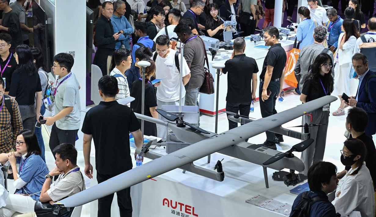 Orang-orang mengunjungi stan Autel selama Drone World Congress (DWC) di Shenzhen pada 21 Mei 2026. (HECTOR RETAMAL/AFP)