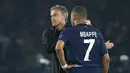 Pelatih PSG Luis Enrique (kiri) memberikan semangat kepada Kylian Mbappe setelah timnya kalah dari Borussia Dortmund pada laga leg kedua semifinal Liga Champions 2023/2024 di Parc des Princes, Paris, Prancis, Rabu (08/05/2024) dini hari WIB. (AFP/Franck Fife)