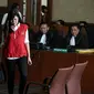 Terdakwa kasus pembunuhan Wayan Mirna Salihin, Jessica Kumala Wongso, bersiap menjalani persidangan ketiga di  Pengadilan Negeri Jakarta Pusat, Selasa (28/6). Sidang ini beragenda putusan sela yang dibacakan Majelis Hakim. (Liputan6.com/Faizal Fanani)