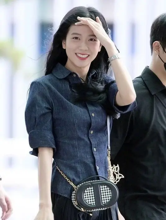 Di penampilan terbarunya yang terlihat di airport, Jisoo BLACKPINK tampil mengenakan atasan denim dengan lengan dilipat. [Foto: Instagram/jisooclips]