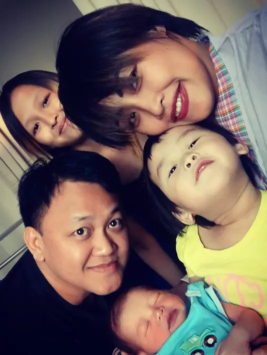 Begini kebersamaan keluarga Pinkan Mambo saat King Luke Wantania saat baru lahir. (Foto: instagram.com/pinkan_mambo)