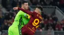 Kiper Verona Lorenzo Montipo (kiri) berebut bola dengan pemain AS Roma Stephan El Shaarawy pada pertandingan sepak bola Liga Italia di Stadion Olimpiade Roma, Italia, 19 Februari 2023. AS Roma mengalahkan Verona dengan skor 1-0. (AP Photo/Andrew Medichini)