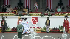 Pasukan Pengibar Bendera Pusaka (Paskibraka) membawa Bendera Merah Putih saat Upacara Peringatan Detik-Detik Proklamasi 1945 yang dipimpin oleh Presiden Joko Widodo di Istana Merdeka, Jakarta, Senin (17/8/2020). (Foto: Biro Pers Sekretariat Presiden)