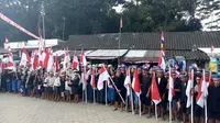 Ratusan anggota Suku Baduy Dalam dan Luar mengikuti upacara peringatan HUT ke-72 RI dengan membacakan ikrar kesetiaan kepada NKRI di lapangan Terminal Ciboleger, Kecamatan Leuwidamar, Kabupaten Lebak, Banten. (Liputan6.com/Yandhi Deslatama)