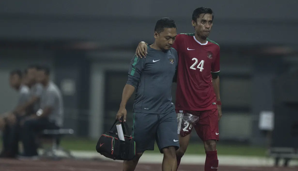 4. Nasib kurang baik dialami kapten Bali United, Fadil Sausu karena mengalami cedera tidak lama setelah masuk pada babak kedua. Gelandang 32 tahun itu harus ditarik keluar dan digantikan Stefano Lilipaly. (Bola.com/Vitalis Yogi Trisna)